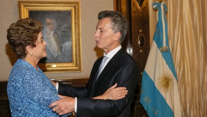 Macri toma posse, promete combater pobreza e apela por unidade da Argentina