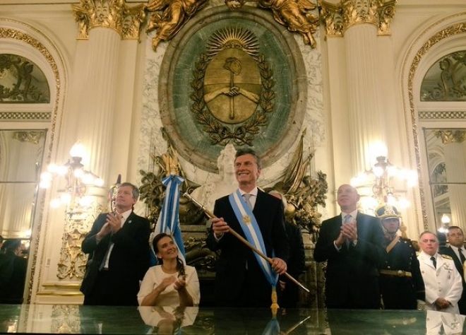 Macri toma posse, promete combater pobreza e apela por unidade da Argentina