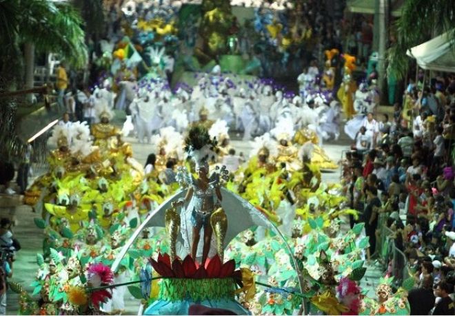 Com crise, aos poucos festejos como Futebol e Carnaval que empolgavam o brasileiro vai acabando