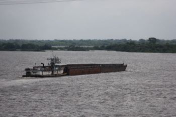 Foto ilustrativa do Rio Paraguai em Corumbá, balsa, hidrovia, transporte de carga, escoamento de safra