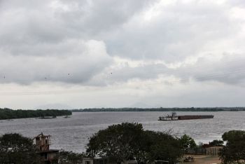 Foto ilustrativa do Rio Paraguai em Corumbá, balsa, hidrovia, transporte de carga, escoamento de safra