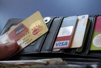 Foto ilustrativa de cartão de crédito, debito, juros, economia, carteira