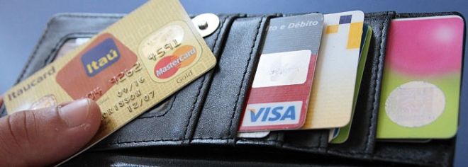 Foto ilustrativa de cartão de crédito, debito, juros, economia, carteira