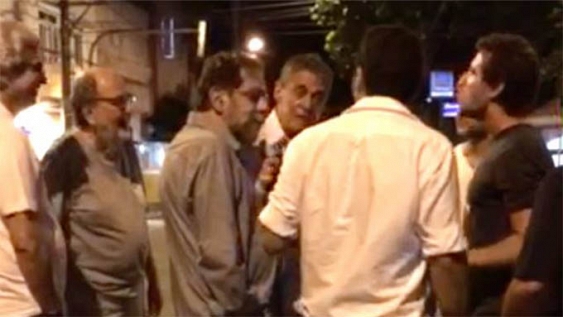 Hostilizado, Chico Buarque bate-boca com antipetistas ao sair de restaurante no Rio
