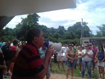 Manifestantes protestam contra afastamento de Marcos Veras