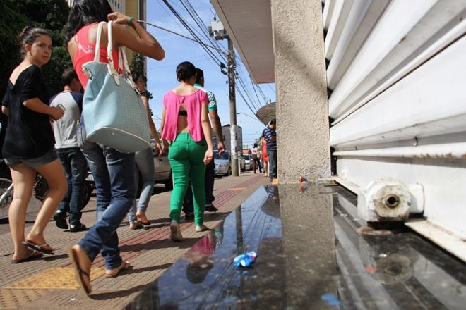 Foto ilustrativa de comercio em crise, economia, portas fechadas
