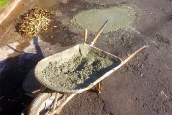 Em Corumbá moradores usam cimento para tapar buracos no asfalto