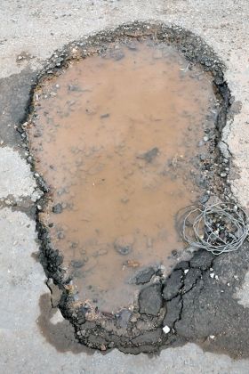 Em Corumbá moradores usam cimento para tapar buracos no asfalto