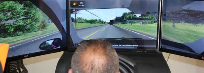 Foto ilustrativa de simulador de direção veicular nas autoescolas