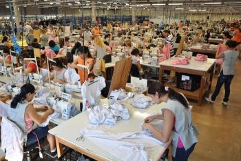 Foto ilustrativa de ind&uacute;stria t&ecirc;xtil, economia, emprego, vagas de trabalho, mulher