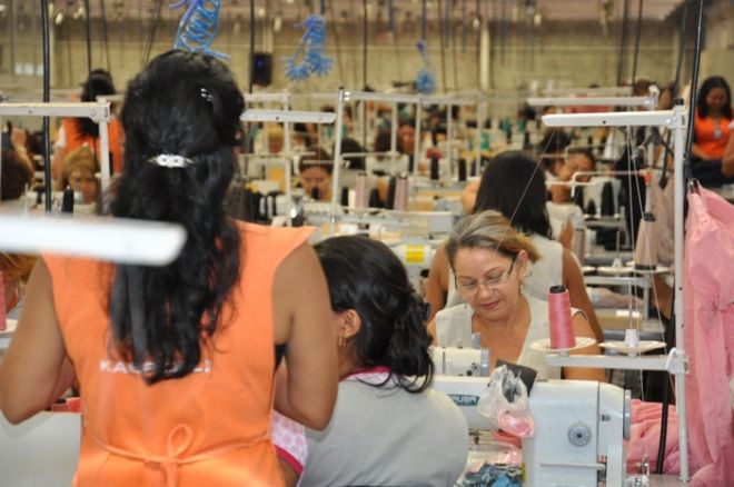 Foto ilustrativa de indústria têxtil, economia, emprego, vagas de trabalho, mulher