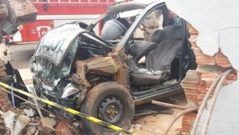 Motorista com dengue passa mal, colide gravemente com um muro