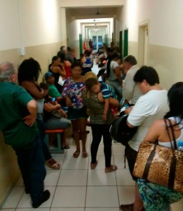 Revoltados, pacientes esperam 6h por atendimento em posto de sa&uacute;de