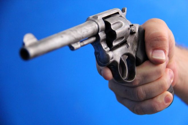 Foto ilustrativa de polícia, arma, armamento, violência, assassinato, criminalidade, desarmamento