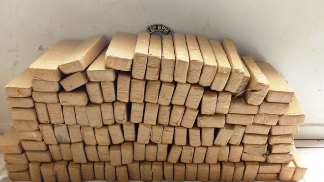 Depois de se envolver em acidente, três pessoas são presas com veículo cheio de maconha