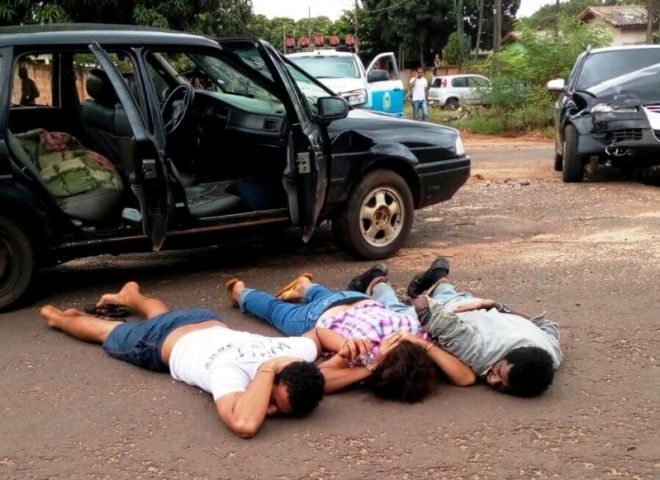 Depois de se envolver em acidente, três pessoas são presas com veículo cheio de maconha
