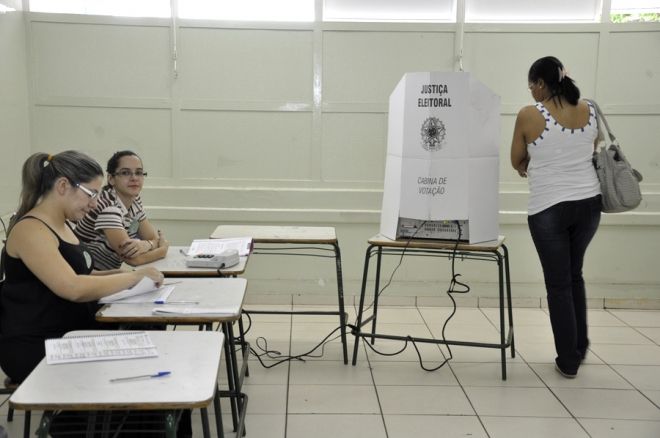 Foto ilustrativa de mesários, mesário, urna eletrônica, eleição, votação, pleito