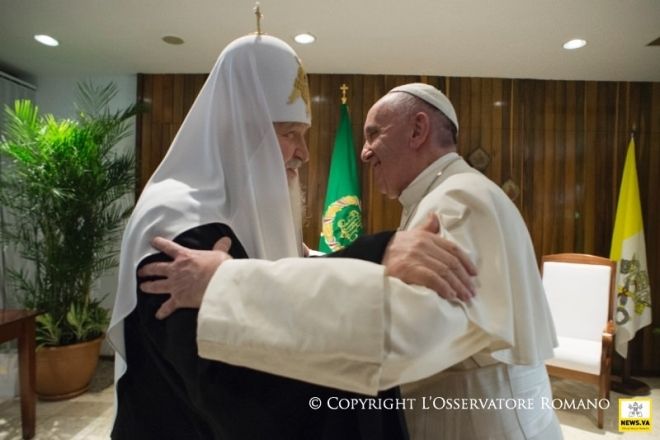 "Somos irmãos", diz papa Francisco a líder ortodoxo