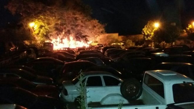 Incêndio destrói 20 veículos no pátio do Detran de Água Clara