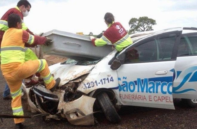 Caixão fica preso às ferragens em capotagem de carro funerário em MS