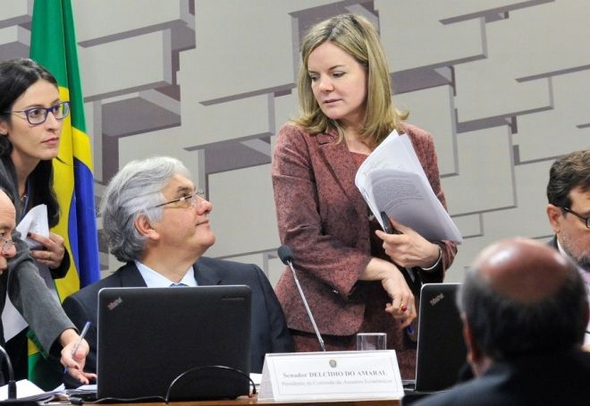 Gleisi deverá substituir Delcídio na presidência da CAE do Senado