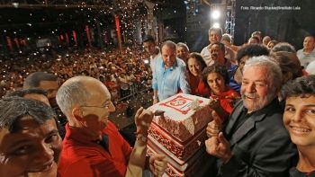 Se precisar, serei candidato a presidente em 2018, diz Lula em festa do PT