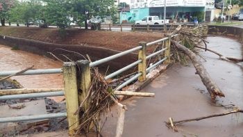 Durante chuva, Campo Grande tem alagamento e carros arrastados