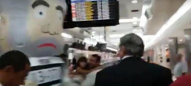 Grupo recebe Zeca do PT com boneco de Lula e gritos de 'olha o amigão' em Campo Grande