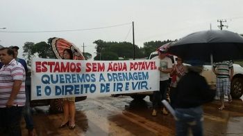 Protesto de moradores bloqueia Avenida Guaicurus, em Dourados