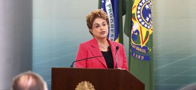Em evento com reitores, Dilma descarta renúncia e pede respeito à Constituição
