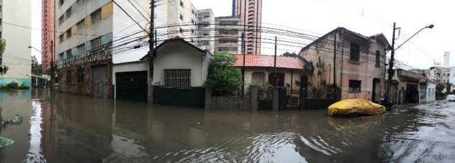 Alagamento na rua Tenente Ot&aacute;vio Gomes, na Liberdade, na manh&atilde; desta quinta-feira (10)