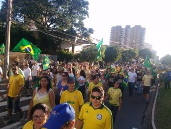 Manifestação reúne 100 mil pessoas em Campo Grande