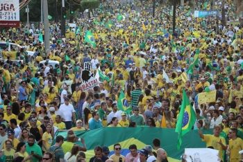 Manifestação reúne 100 mil pessoas em Campo Grande
