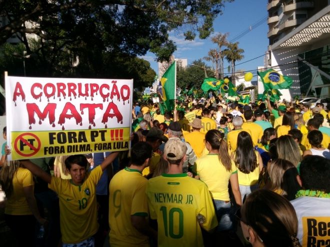 Manifestação reúne 100 mil pessoas em Campo Grande