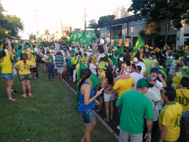 Manifestação reúne 100 mil pessoas em Campo Grande