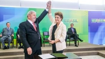 Com apoio e protestos, Dilma dá posse a Lula como ministro-chefe da Casa Civil