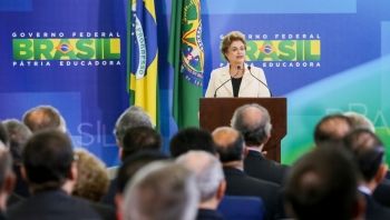 Com apoio e protestos, Dilma dá posse a Lula como ministro-chefe da Casa Civil