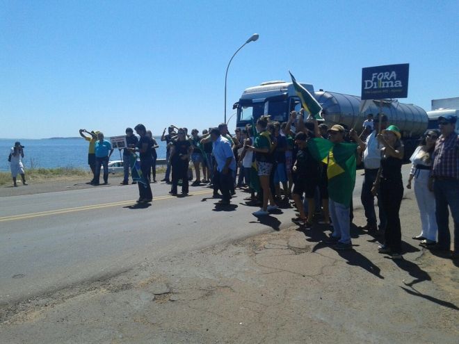 Contra Dilma, manifestantes bloqueiam ponte da BR-262 em Três Lagoas