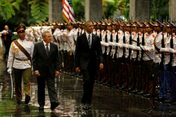 Raúl Castro e Obama têm encontro histórico no Palácio da Revolução, em Havana