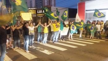 Ato pró-impeachment reúne lideranças e delegados da PF