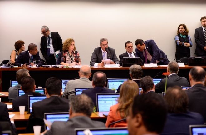 Comiss&atilde;o aprova depoimentos de autores do impeachment e do ministro da Fazenda