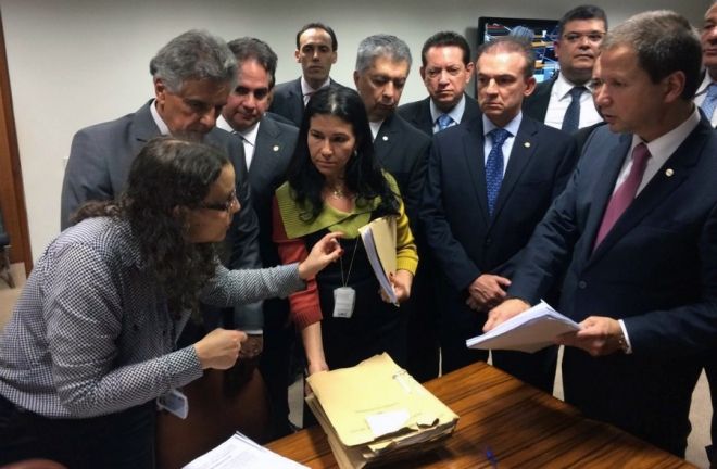 OAB entrega novo pedido de impeachment de Dilma Rousseff