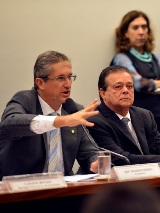 Comiss&atilde;o aprova depoimentos de autores do impeachment e do ministro da Fazenda