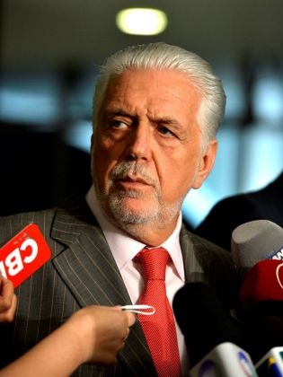 Sa&iacute;da do PMDB chega em boa hora para repactuar governo, diz Jaques Wagner