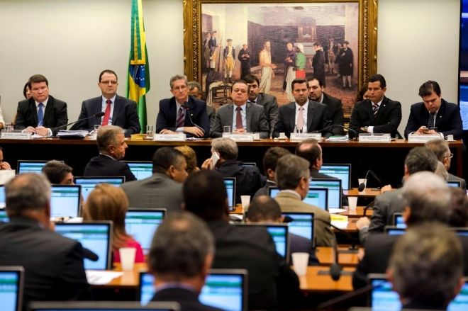 Bate-boca e tumulto marcam as tr&ecirc;s horas de reuni&atilde;o da Comiss&atilde;o de Impeachment
