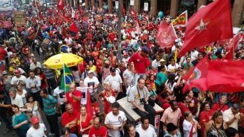 31/03/2016 - Manifesta&ccedil;&atilde;o contra o impeachment em Porto Alegre