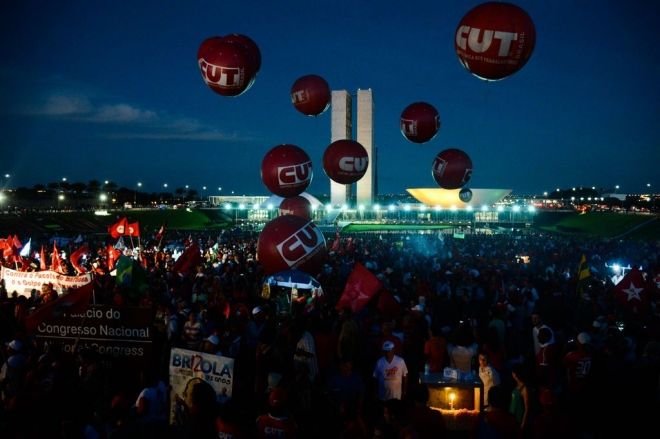 31/03/2016 - Manifesta&ccedil;&atilde;o contra o impeachment em Bras&iacute;lia