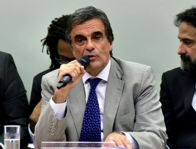 Advogado-geral da União diz que Dilma não pode ser responsabilizada por atos estranhos à função