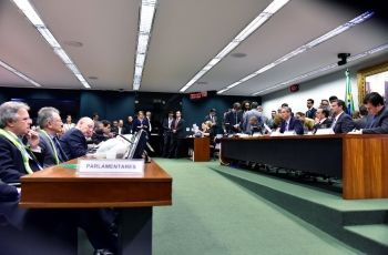 Relator apresenta parecer favor&aacute;vel ao processo de impeachment de Dilma