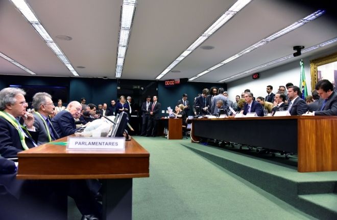 Relator apresenta parecer favorável ao processo de impeachment de Dilma